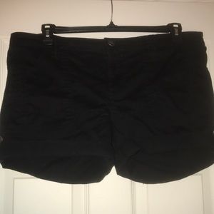Guess shorts with button